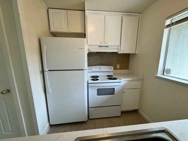 Building Photo - Super Cute 3 Bed 1.5 Bath Townhouse with 2...