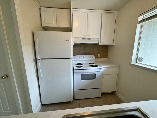 Foto del edificio - Super Cute 3 Bed 1.5 Bath Townhouse with 2...