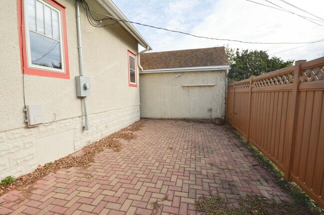 Building Photo - Kutzky Park Home w/Master Suite