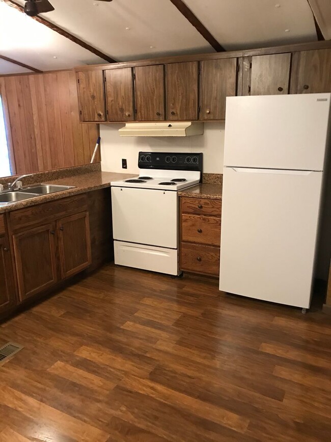 Building Photo - AVAILABLE NOW! NO PETS! SECTION 8 VOUCHERS WELCOME!