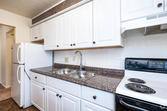 1BR,1BA - 675SF - Kitchen - Surrey Park Apartments