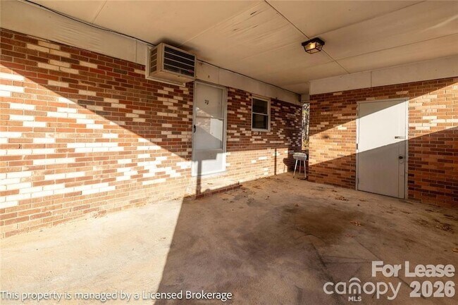 Foto del edificio - 213 Roslyn Rd