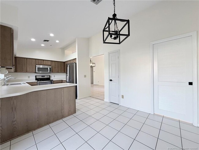 Building Photo - 3012 SW Mariposa Cir