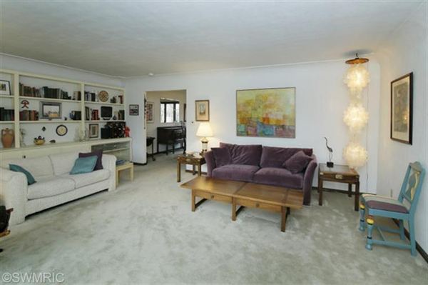 Building Photo - 204 Lynwood Dr