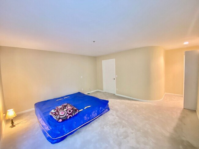 Building Photo - Spacious 3 Bedroom Condo!!!