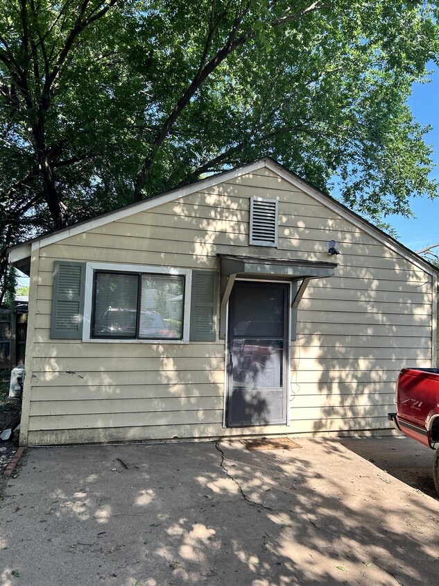 Primary Photo - 102 S College Ave