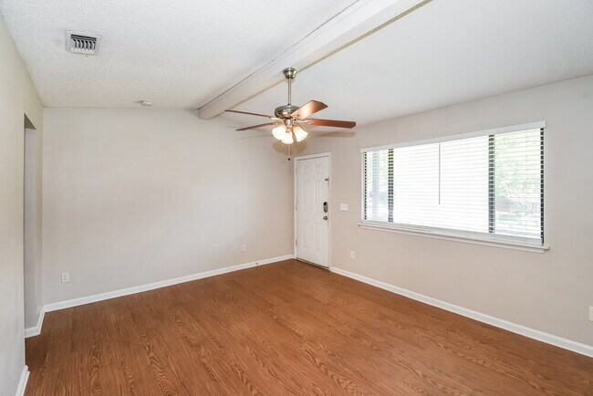 Foto del edificio - 8442 Finwood Ave