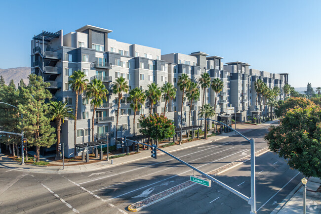 Viviendas de lujo fuera del campus - University Village Towers