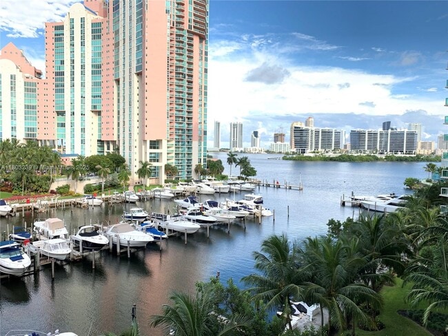 Foto del edificio - 3340 NE 190th St