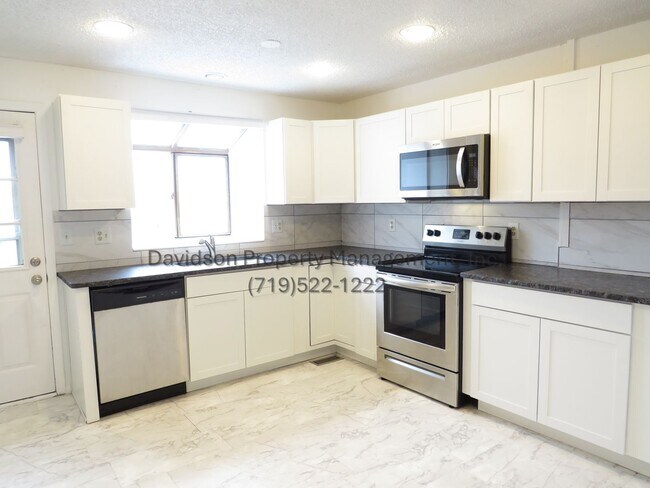 Foto del edificio - Cozy 2 Bedroom Condo in Rockrimmon