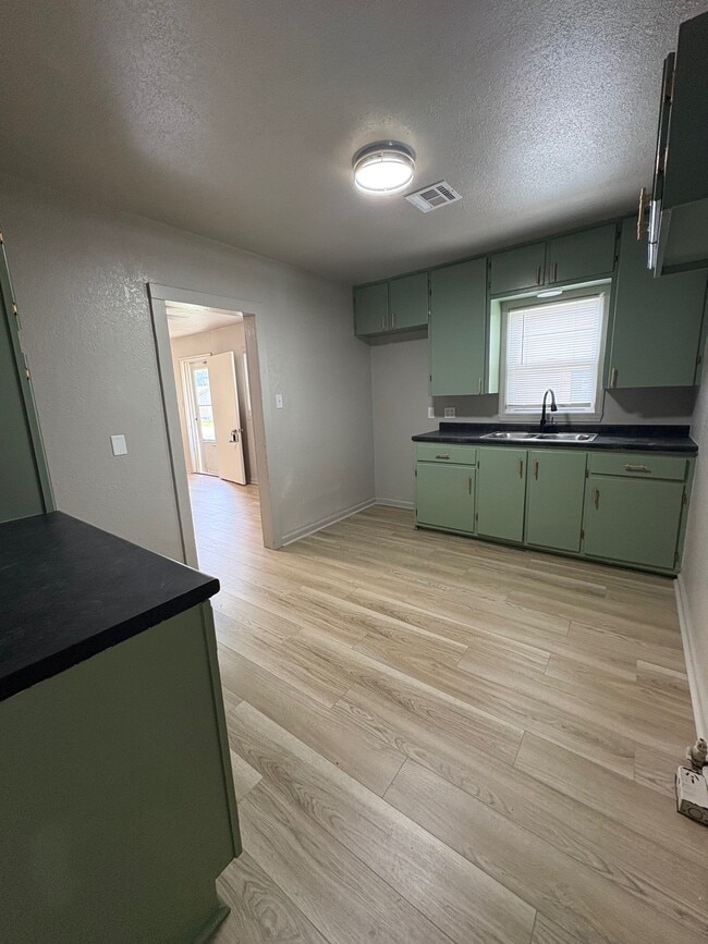 Foto del edificio - 819 N Denver St