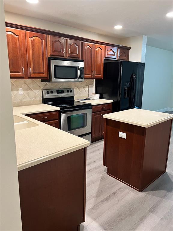 Foto del edificio - 8112 Silent Creek Dr