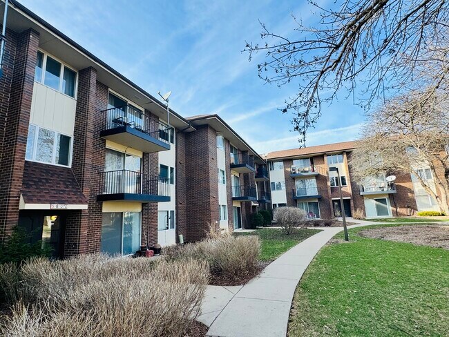 Foto del edificio - 5S070 Pebblewood Ln