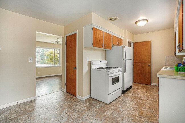 Building Photo - AVAILABLE IN AUGUST! 3 Bedroom, 1 Bath Sin...