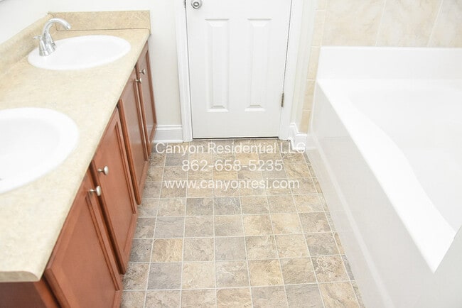 Building Photo - 658 Copper Creek Dr