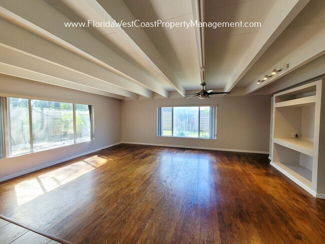 Building Photo - SARASOTA POOL HOME! FENCED YARD! SUPER LOC...