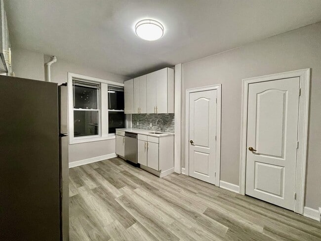 Foto del edificio - 6120 Monroe Pl