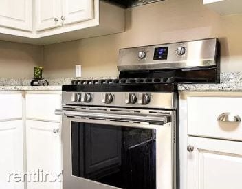 Building Photo - 3 br, 2 bath House - 105 Elm St