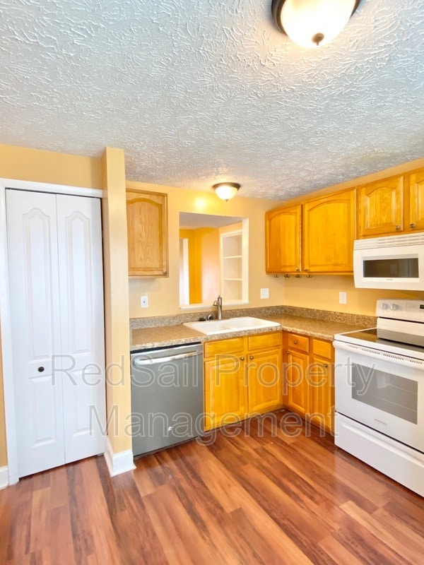 Building Photo - 24 Rebecca Ct
