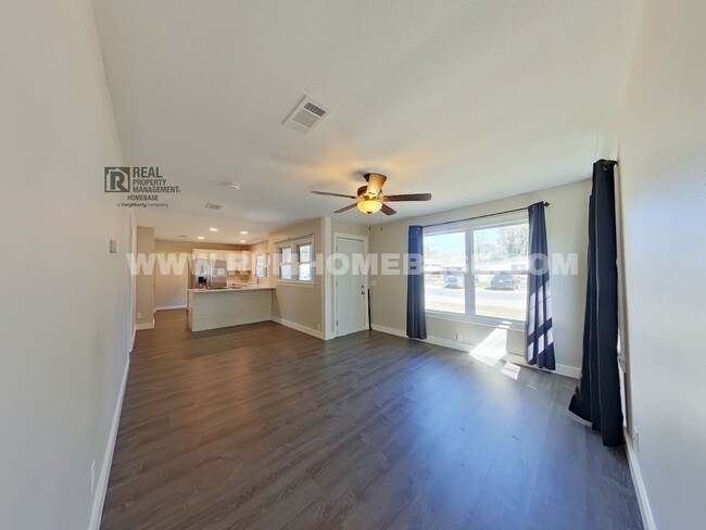 Building Photo - 3/2 NICEVILLE BEAUTY | Fully Updated & Clo...