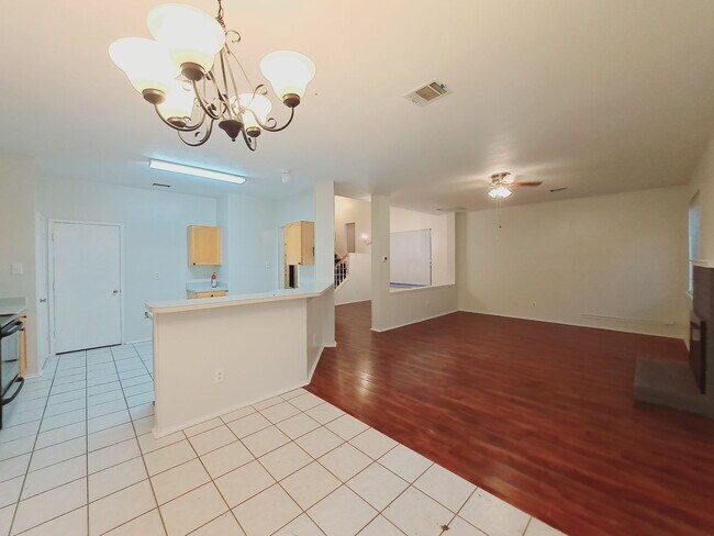 Foto del edificio - 2 Story 3/2.5/2 with 2 living and 2 dining...