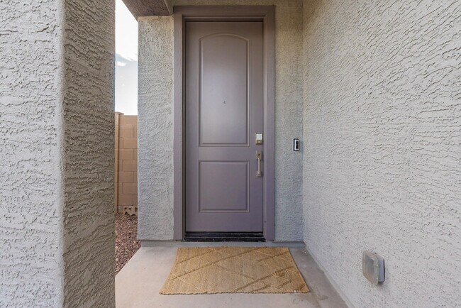 Foto del edificio - 4 bed 2 bath Beautiful Furnish Home!!!