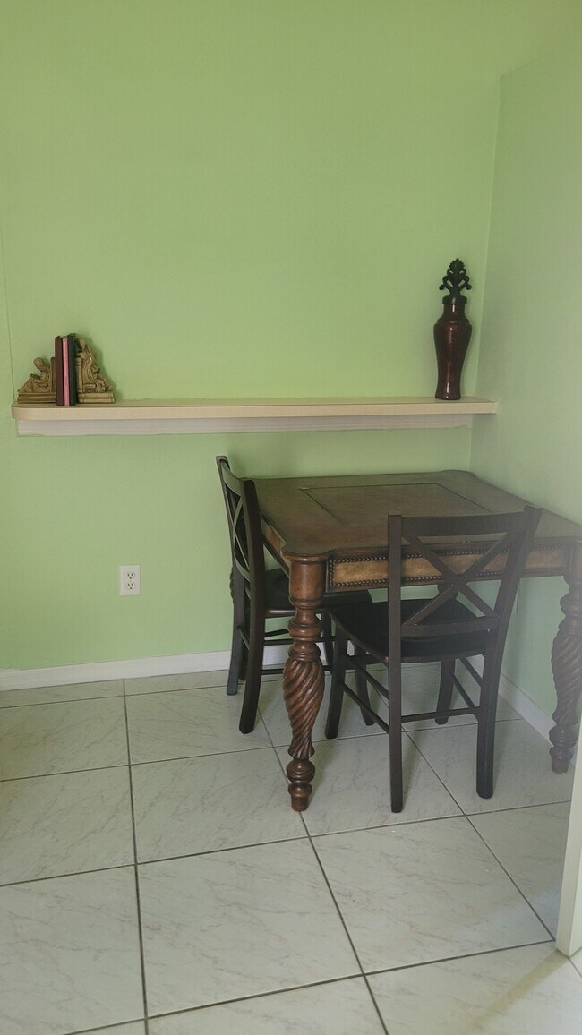 Comedor - 106 Woodbury Pines Cir