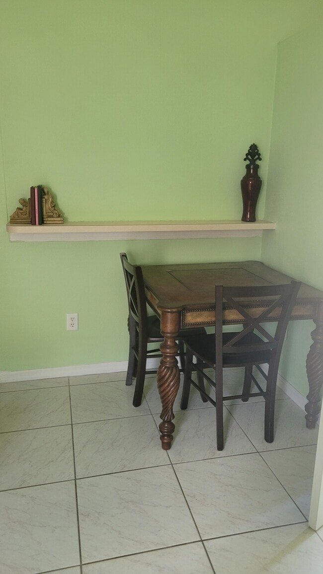 Dining area - 106 Woodbury Pines Cir
