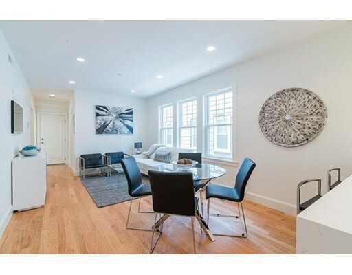 Building Photo - 17 Standish St