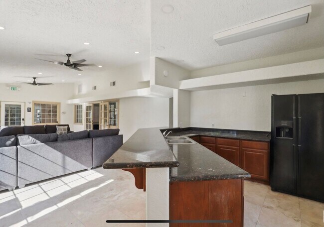 Foto del edificio - Beautiful Condo for Rent and Sale