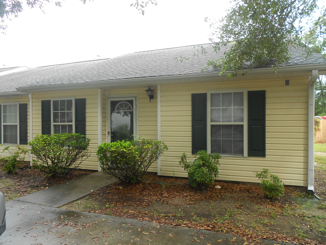 Casa adosada de 2 dormitorios y 2 baños en Meridian Place, cerca de Folly Beach, techos abovedados y patio cercado - 1288 Apex Ln