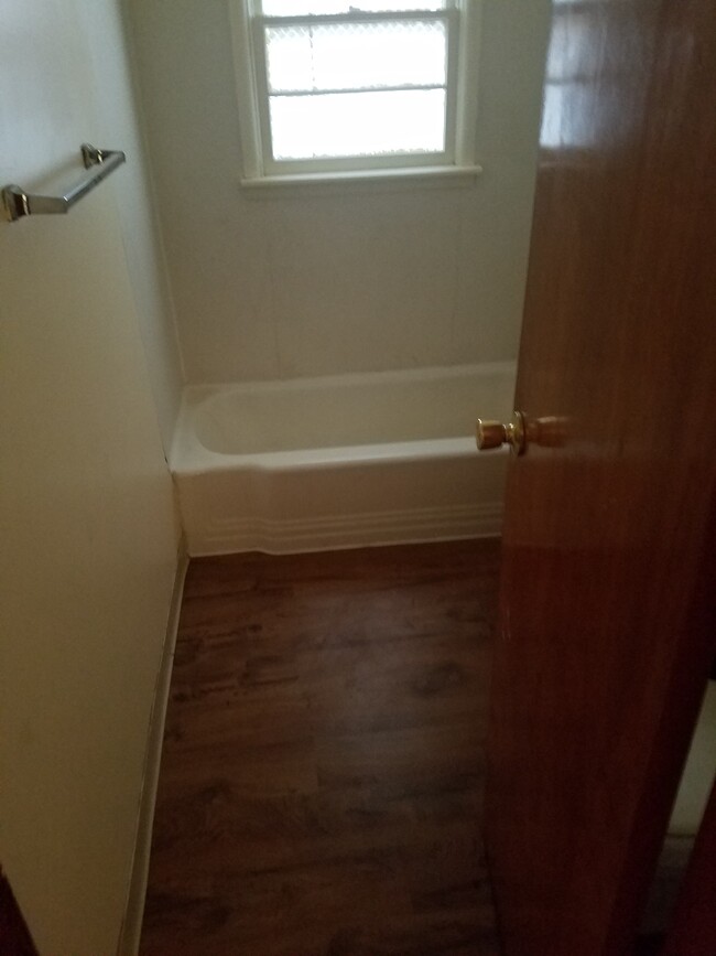 Full bath with tub and shower - 735 S 2nd St