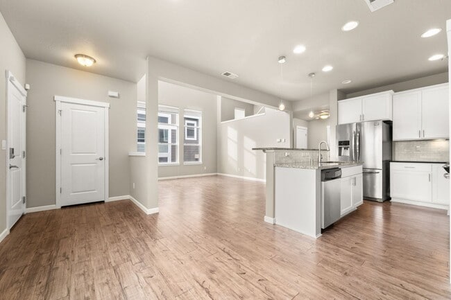 Building Photo - 2122 W Summit Pkwy