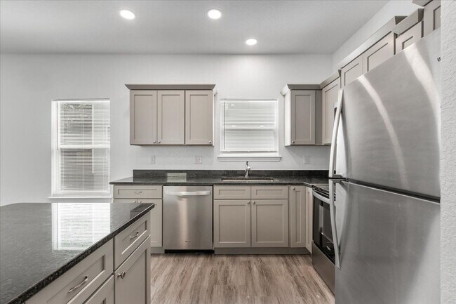 Foto del edificio - Spacious 4-Bedroom Townhome