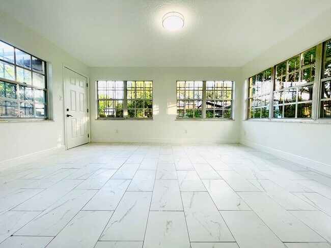 Foto del edificio - Renovated 4 Bedroom Home for Rent in Sky Lake