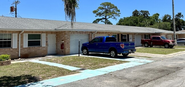Building Photo - 2211 Granada Dr