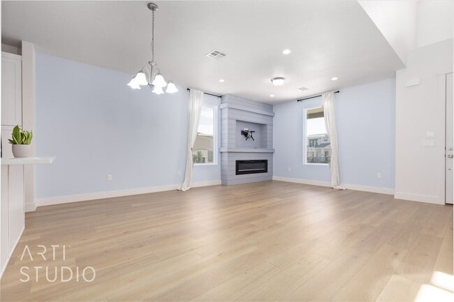 Building Photo - 3 Bedroom, 2.5 Bathroom Townhome in Auburn...