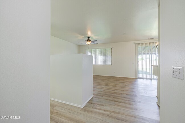 Foto del edificio - 45858 Coventry St