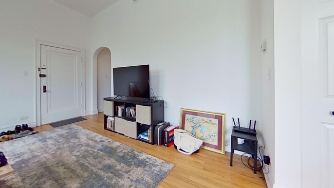 Foto del edificio - Second Floor Lakeview One Bedroom