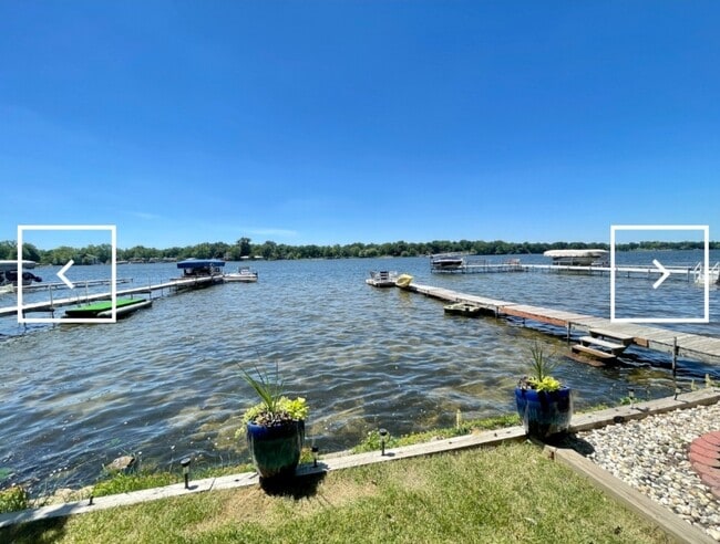 Waterfront view just steps from apt - 33490 N Lake Shore Dr