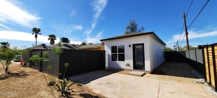 Building Photo - 1420 E Almeria Rd