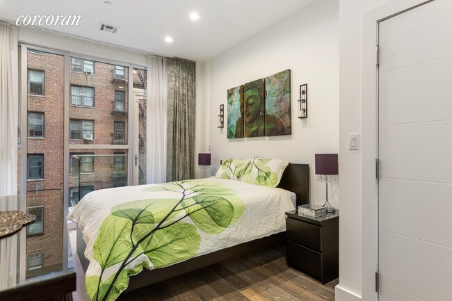 Foto del edificio - 1769 E 13th St