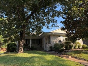Building Photo - 2323 Springhill Dr