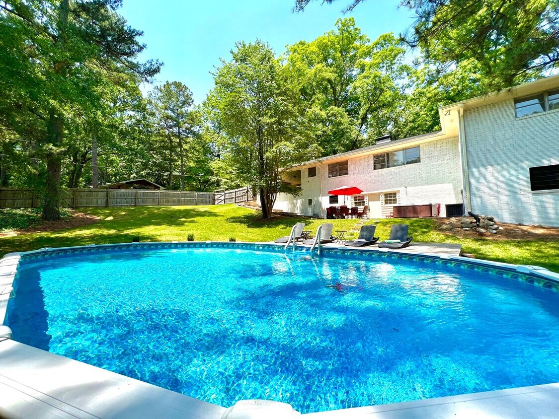 Foto principal - FURNISHED: Large 6 Bdrm,2 Kitchens,Foosbal...