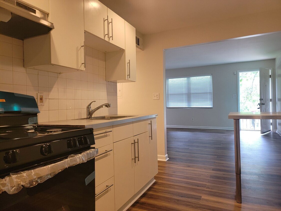 Foto principal - Fully Renovated East Point Gem – Minutes f...