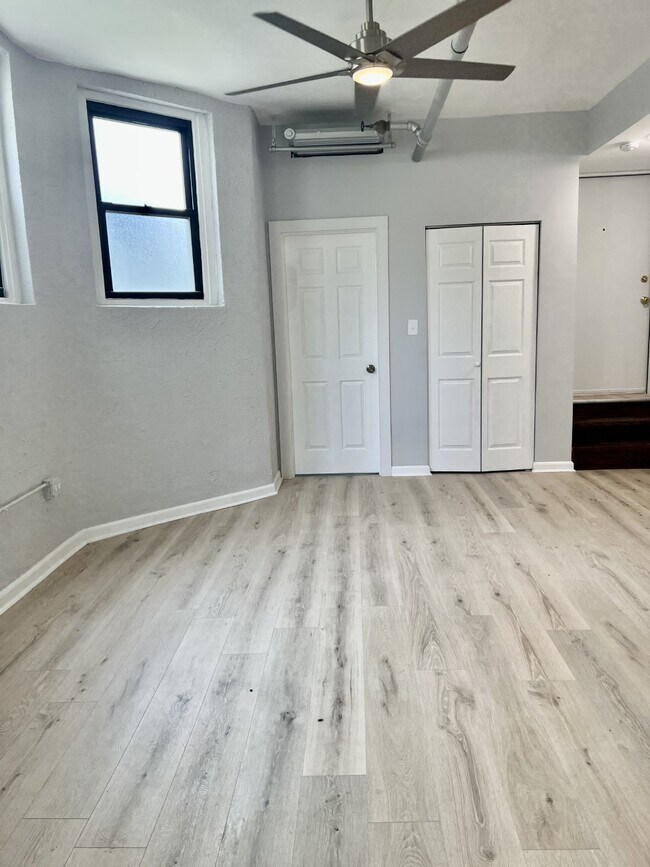 Building Photo - 1348 W Hood Ave