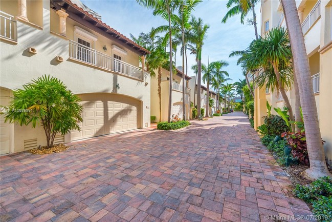 Building Photo - 1415 Sunset Harbour Dr