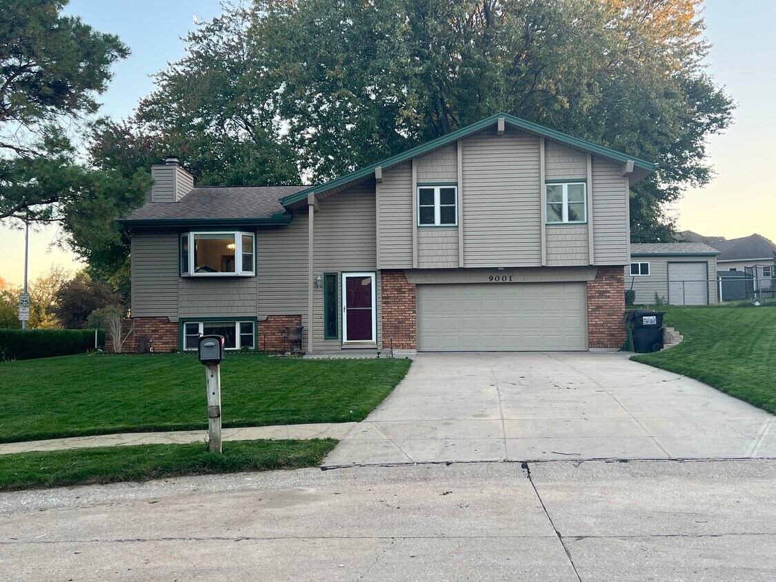 9001 Mulberry Ct, La Vista, NE 68128 House Rental in La Vista, NE