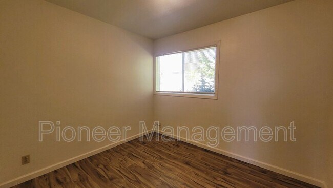 Building Photo - 789 NE Alameda Ave