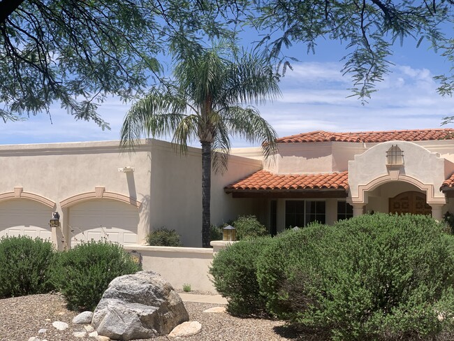 Catalina Foothills 4 bedroom 4 bath Home located in prestigious Canyon Ridge. 270-degree VIEWS! - 4667 N Rocky Crest Plz